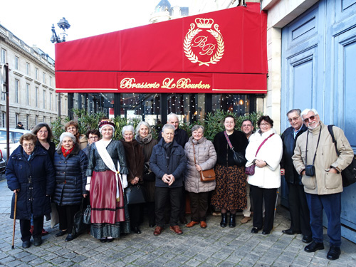 Photo de groupe des participants de l'Assemblée Générale au sortir du repas.